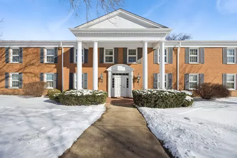 520 Devonshire Ln #16, Crystal Lake, IL 60014