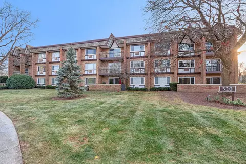 320 Claymoor Rd #1G, Hinsdale, IL 60521