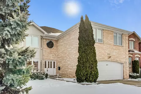 8217 W Ballard Rd, Niles, IL 60714