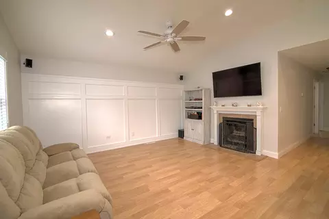 Living - 3503 Vine St, Mchenry, IL 60050 photo 2 of 4