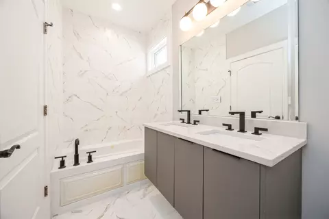Bath - 21 E 26th St #5, Chicago, IL 60616 photo 3 of 3