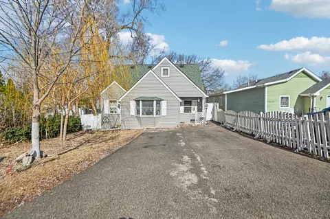 404 Parkview Ct, Round Lake Park, IL 60073