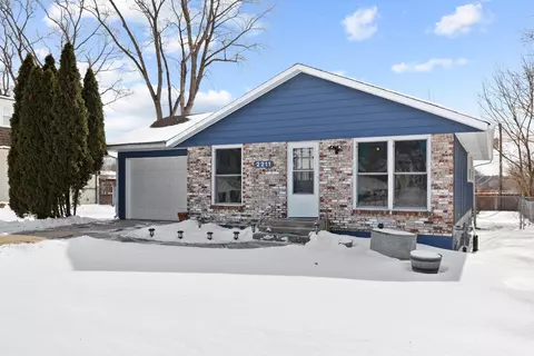 2211 E Sand Lake Rd, Lindenhurst, IL 60046