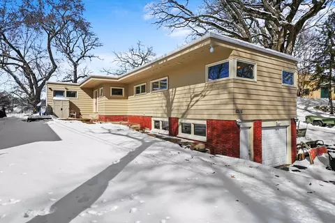 5215 E Lake Shore Dr, Wonder Lake, IL 60097