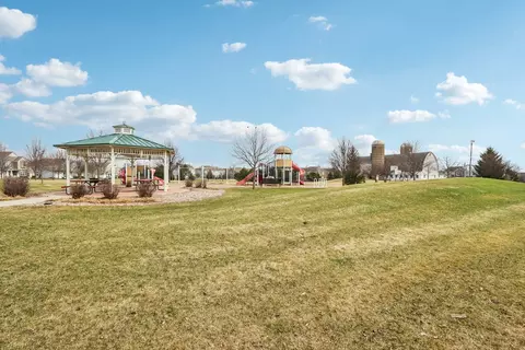 Exterior - 264 Comstock Dr, Elgin, IL 60123 photo 4 of 5