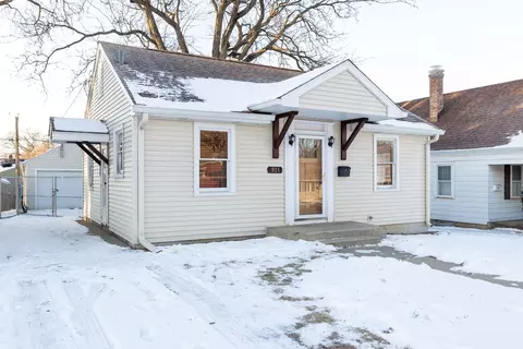 921 Harriet Ave, Aurora, IL 60505