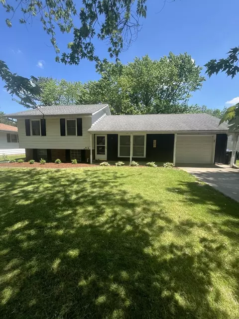 1207 Sandburg Dr, Bloomington, IL 61704