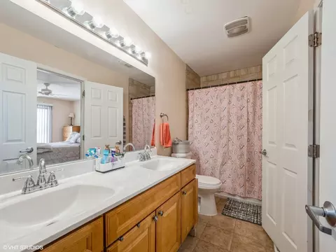 Bath - 2012 Raleigh Pl, Hoffman Estates, IL 60169 photo 2 of 2