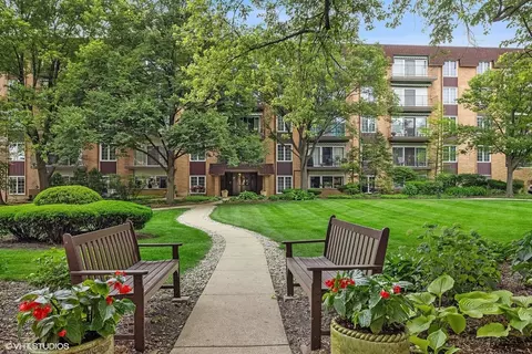 445 N Park Blvd #2B, Glen Ellyn, IL 60137