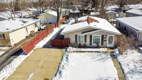 33 N Fairlawn Ave, Mundelein, IL 60060