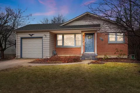 1020 S Gables Blvd, Wheaton, IL 60189