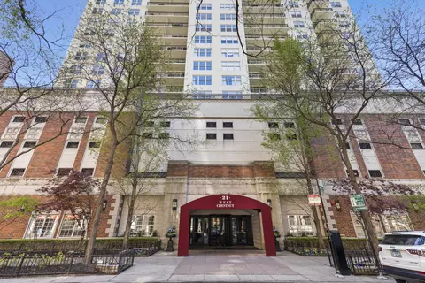 21 W Chestnut St #1604, Chicago, IL 60610
