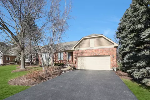 221 Course Dr, Lake In The Hills, IL 60156