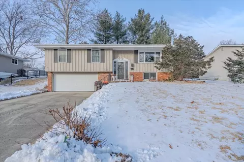 3213 W Birkshire Dr, Peoria, IL 61614
