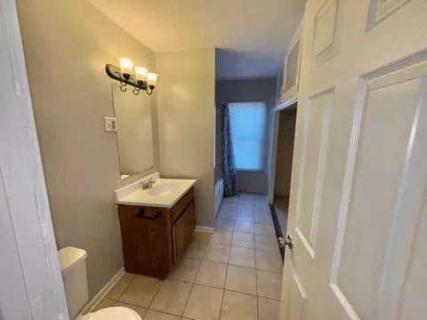 Bath - 112 Bowen Pl, Joliet, IL 60433 photo 2 of 2