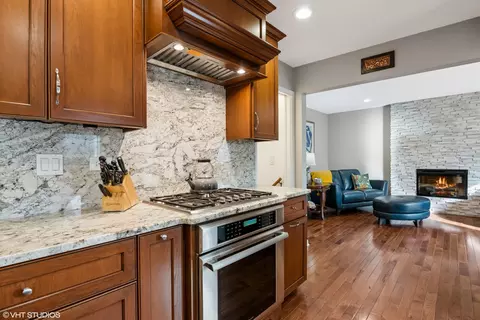 Kitchen - 165 Hamilton Ln, Wheaton, IL 60189 photo 4 of 7