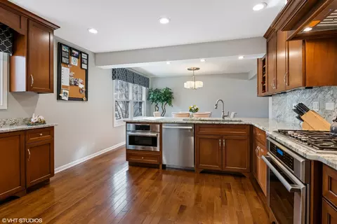 Kitchen - 165 Hamilton Ln, Wheaton, IL 60189 photo 1 of 7