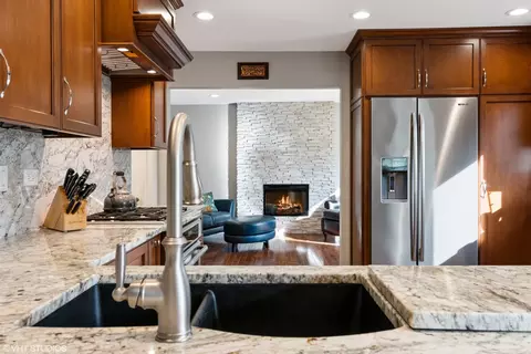 Kitchen - 165 Hamilton Ln, Wheaton, IL 60189 photo 7 of 7