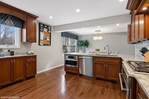 Kitchen - 165 Hamilton Ln, Wheaton, IL 60189 photo 6 of 7