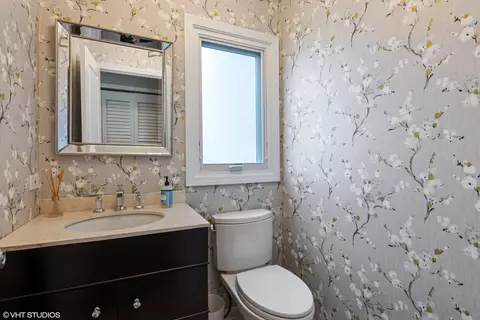 Bath - 165 Hamilton Ln, Wheaton, IL 60189 photo 4 of 4