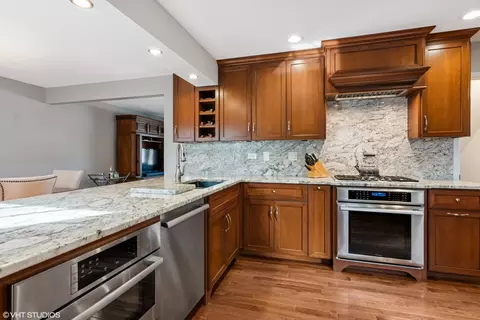 Kitchen - 165 Hamilton Ln, Wheaton, IL 60189 photo 5 of 7