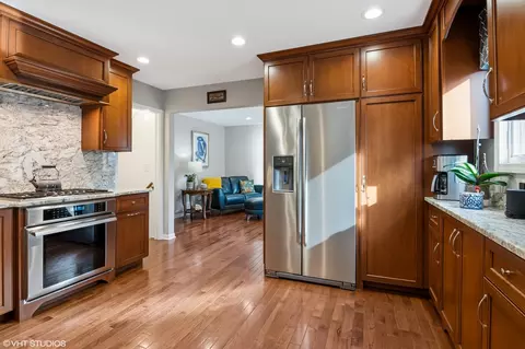 Kitchen - 165 Hamilton Ln, Wheaton, IL 60189 photo 2 of 7