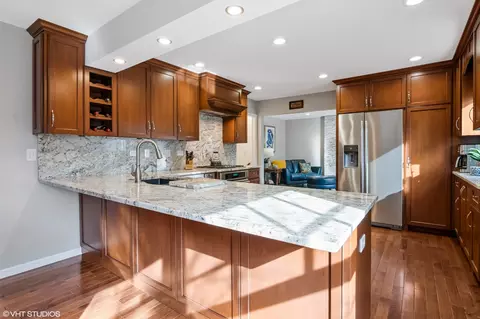 Kitchen - 165 Hamilton Ln, Wheaton, IL 60189 photo 3 of 7