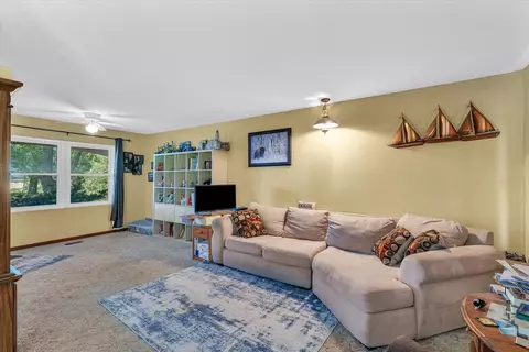 Living - 910 Cr 2200 Rd E, Sidney, IL 61877 photo 2 of 3