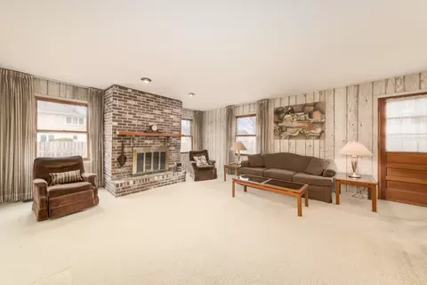 714 Polynesian Dr, Des Plaines, IL 60016 photo 2