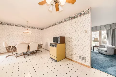 714 Polynesian Dr, Des Plaines, IL 60016 photo 9