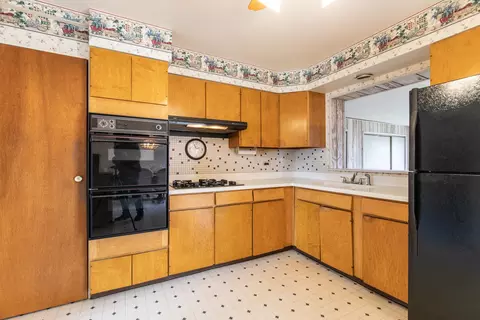 714 Polynesian Dr, Des Plaines, IL 60016 photo 8