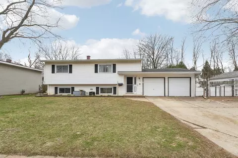 173 Dartmoor Dr, Crystal Lake, IL 60014