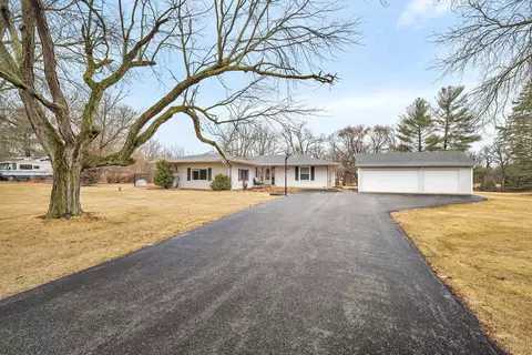 43 Woodland Dr, Plano, IL 60545