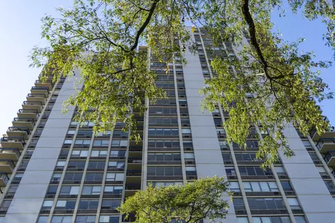 1360 N Sandburg Ter #912, Chicago, IL 60610