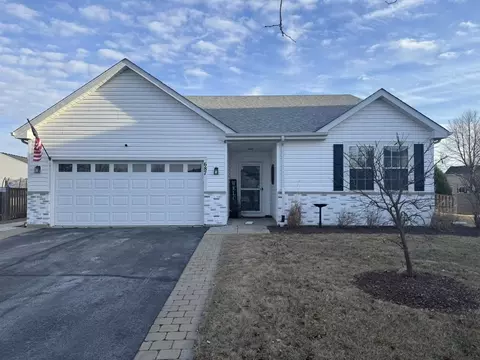 687 Glen Cove Ln, Pingree Grove, IL 60140