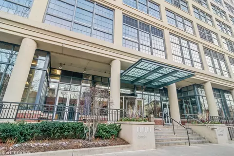 900 N Kingsbury St #714, Chicago, IL 60610