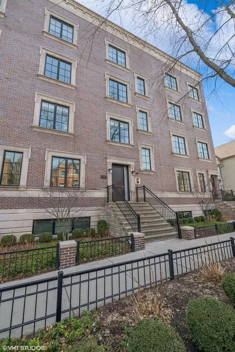 647 W Aldine Ave #2W, Chicago, IL 60657
