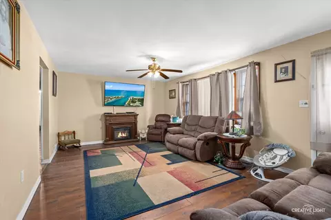 202 Arnold Ave, Aurora, IL 60506 photo 3
