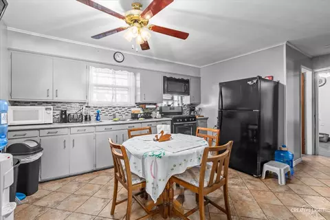202 Arnold Ave, Aurora, IL 60506 photo 4