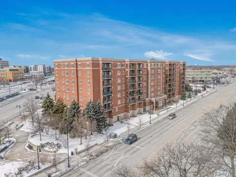 650 S River Rd #708, Des Plaines, IL 60016