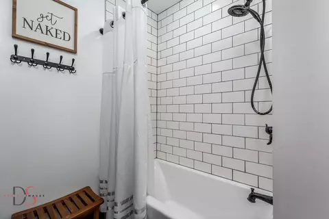 Bath - 11 Gridley Pl, Ottawa, IL 61350 photo 2 of 3