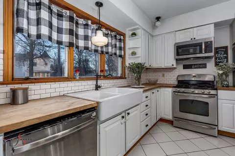 Kitchen - 11 Gridley Pl, Ottawa, IL 61350 photo 2 of 3