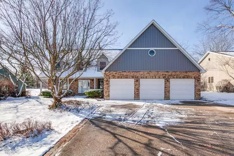 5009 Boulders Dr, Gurnee, IL 60031