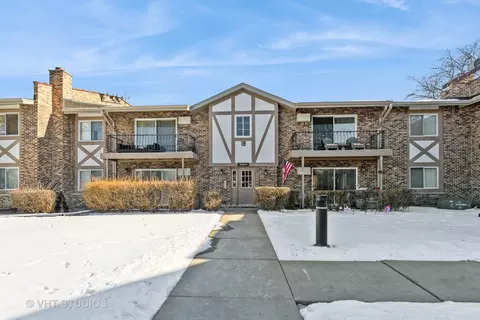 9 S220 Frontage Rd #18B-108, Willowbrook, IL 60527