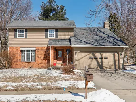 2906 Wellington Way, Bloomington, IL 61704