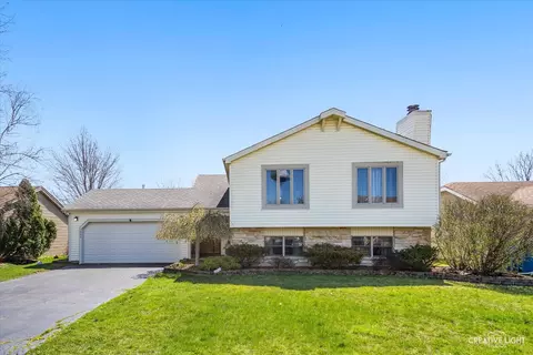 1955 Mccormick Ln, Hanover Park, IL 60133