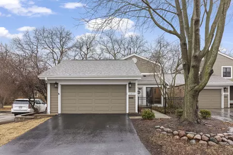 1577 Thornwood St, Wheaton, IL 60189