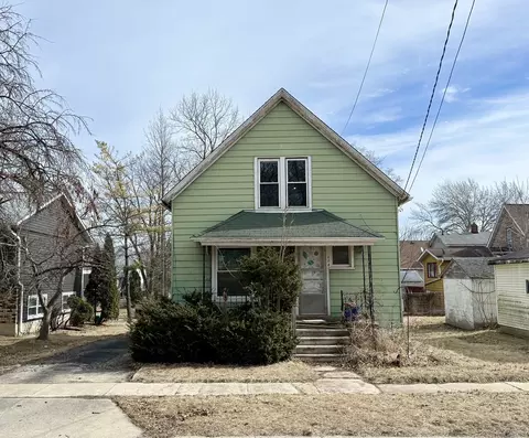 608 Queen Anne St, Woodstock, IL 60098