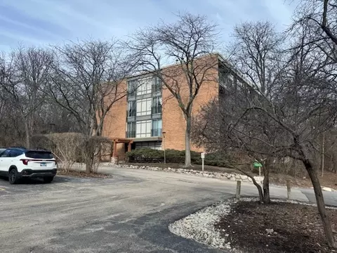 5830 Oakwood Dr #4D, Lisle, IL 60532