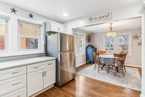 Kitchen - 765 E Prairie Ave, Des Plaines, IL 60016 photo 2 of 3